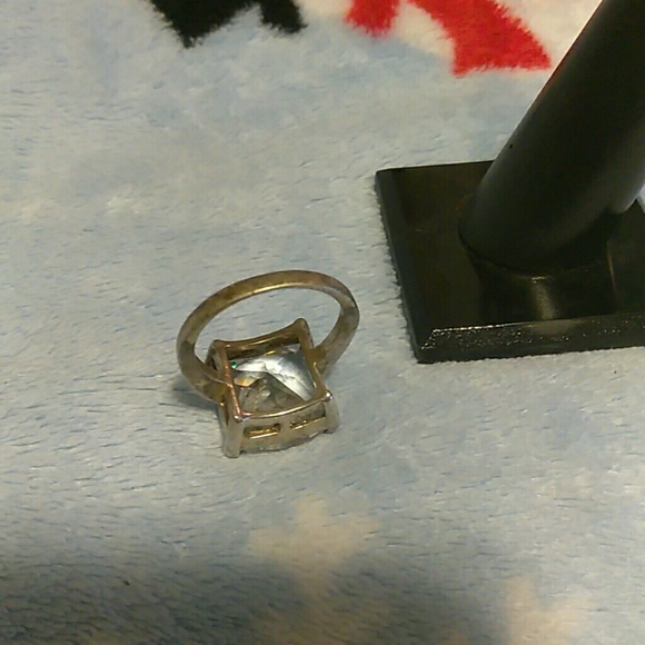 Beautiful CZ ring - Picture 3 of 4