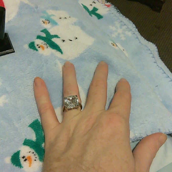 Beautiful CZ ring - Picture 4 of 4