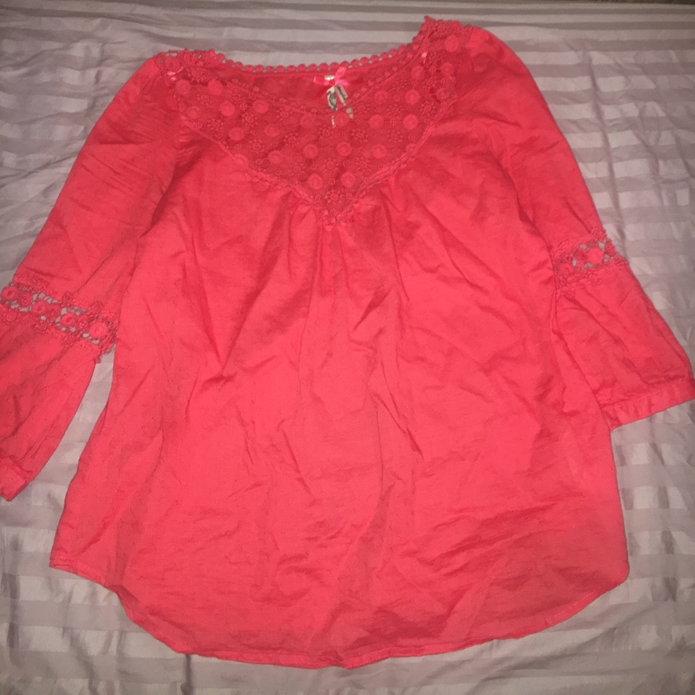 Beautiful blouse w/ lace details at neck sleeves