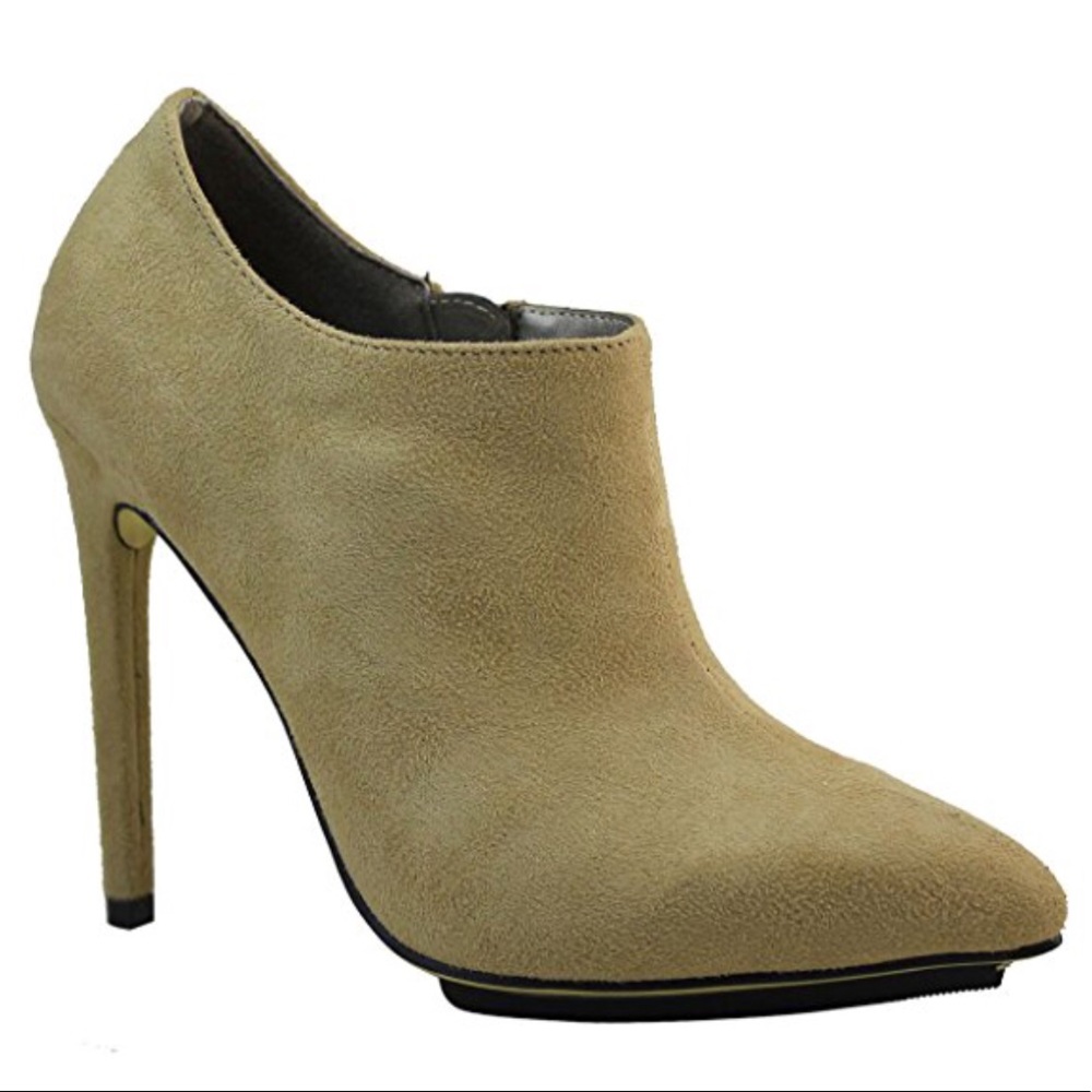 🌟BRAND NEW Camel Heel Booties🌟