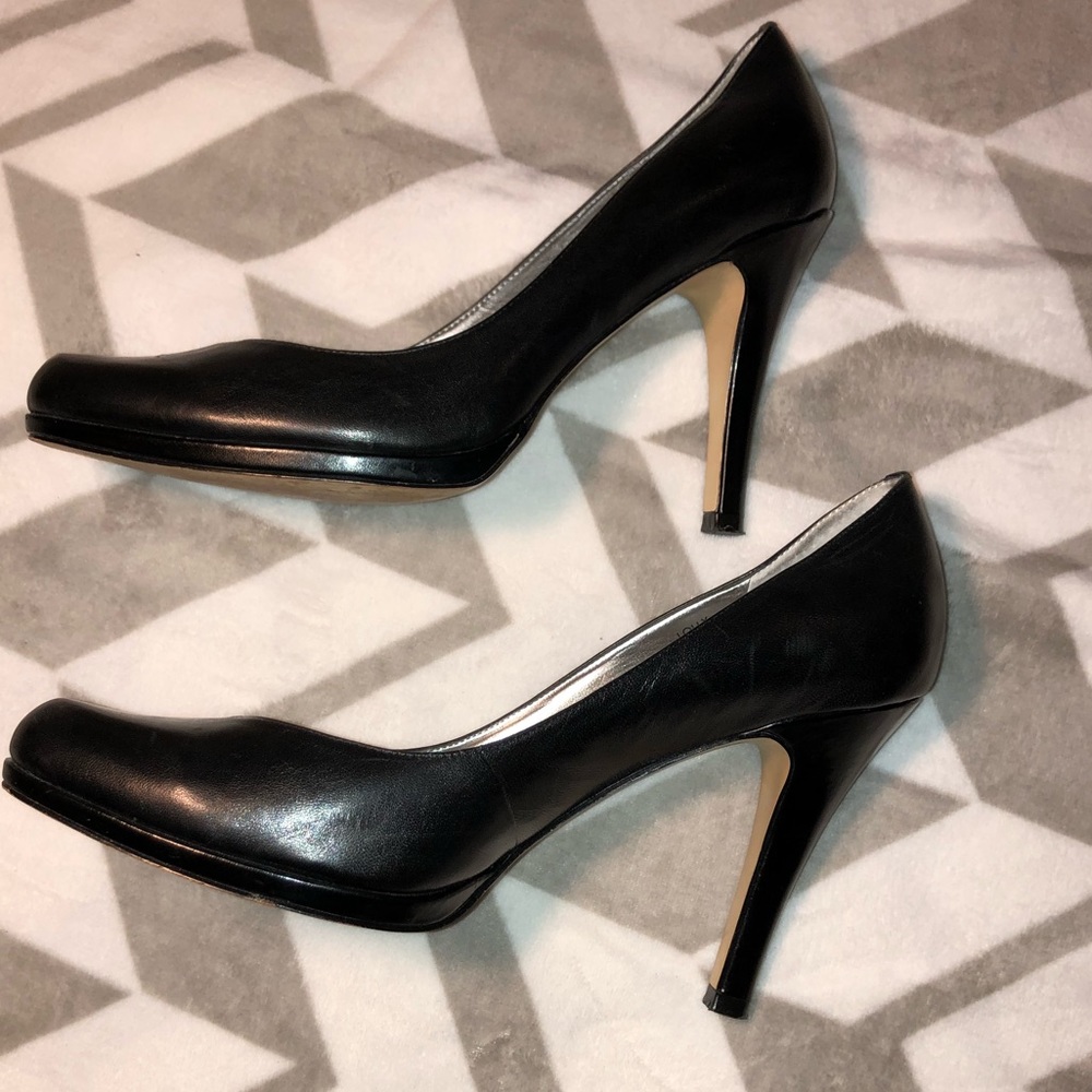 Tahari Black Pumps