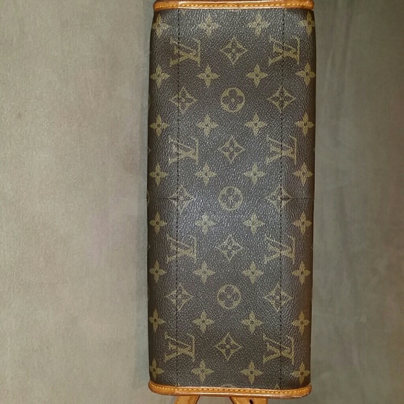 Louis vuitton Authentic monogram cross over bag - Picture 4 of 7