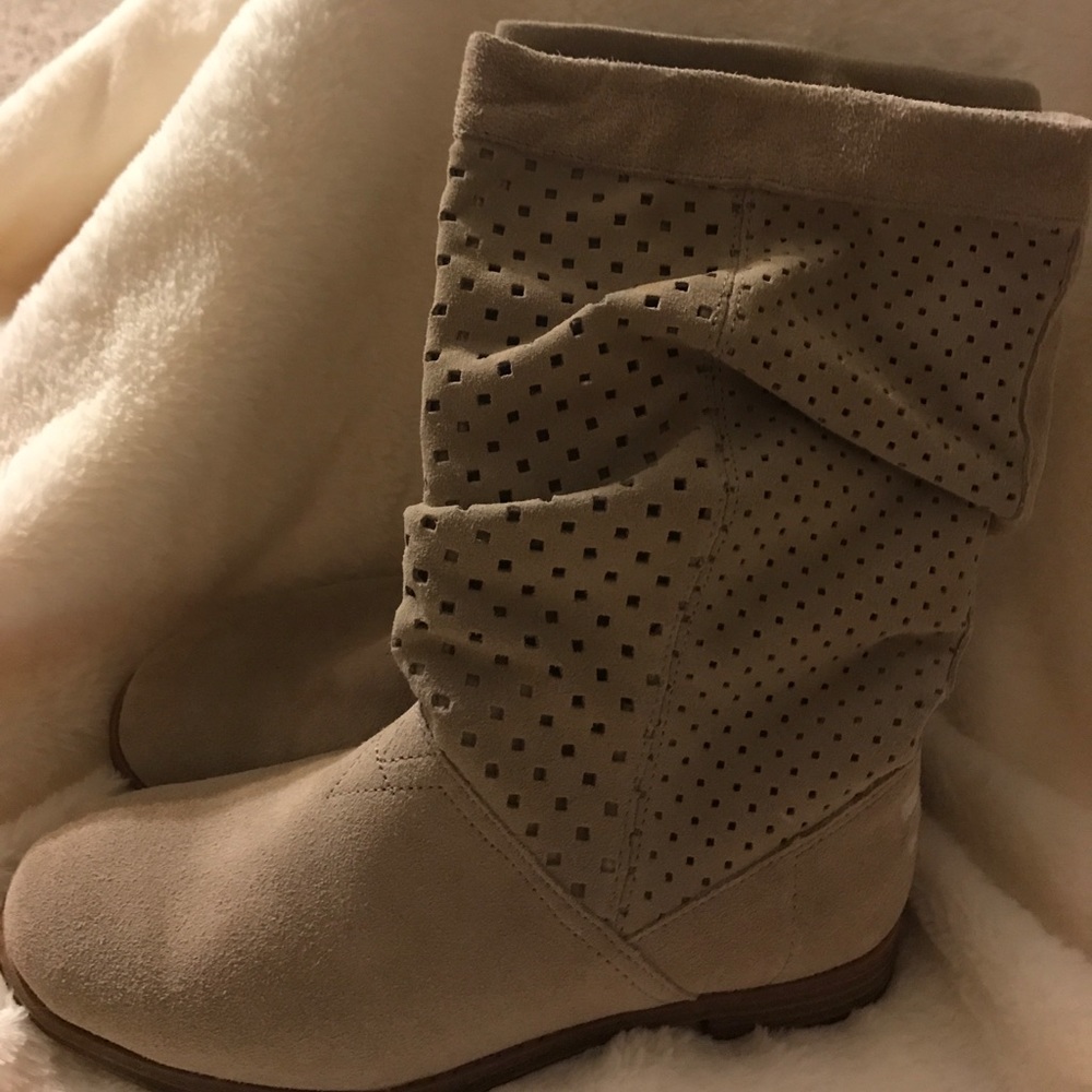 Toms suede boots size 8