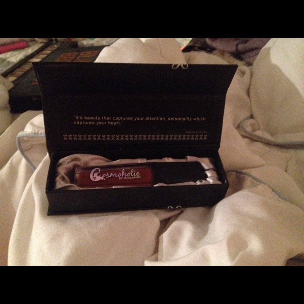 Cosmoholic lipstick