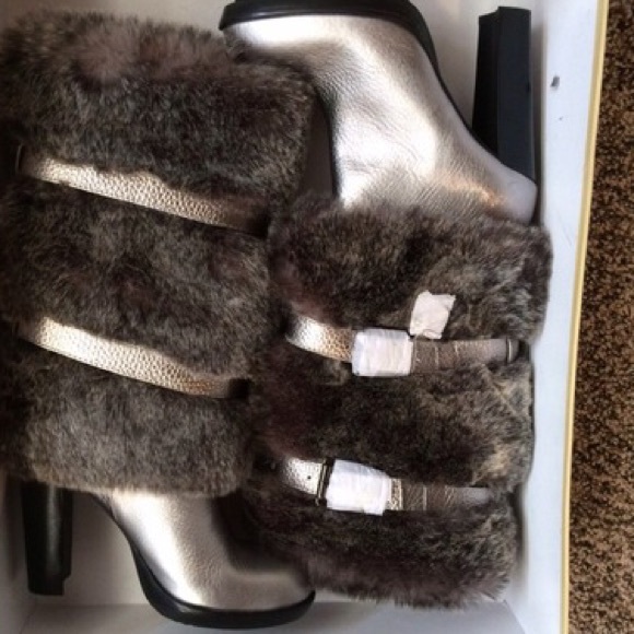 MICHAEL KORS Carlie Boot Carlie Boot 7.5 like new - Picture 5 of 7