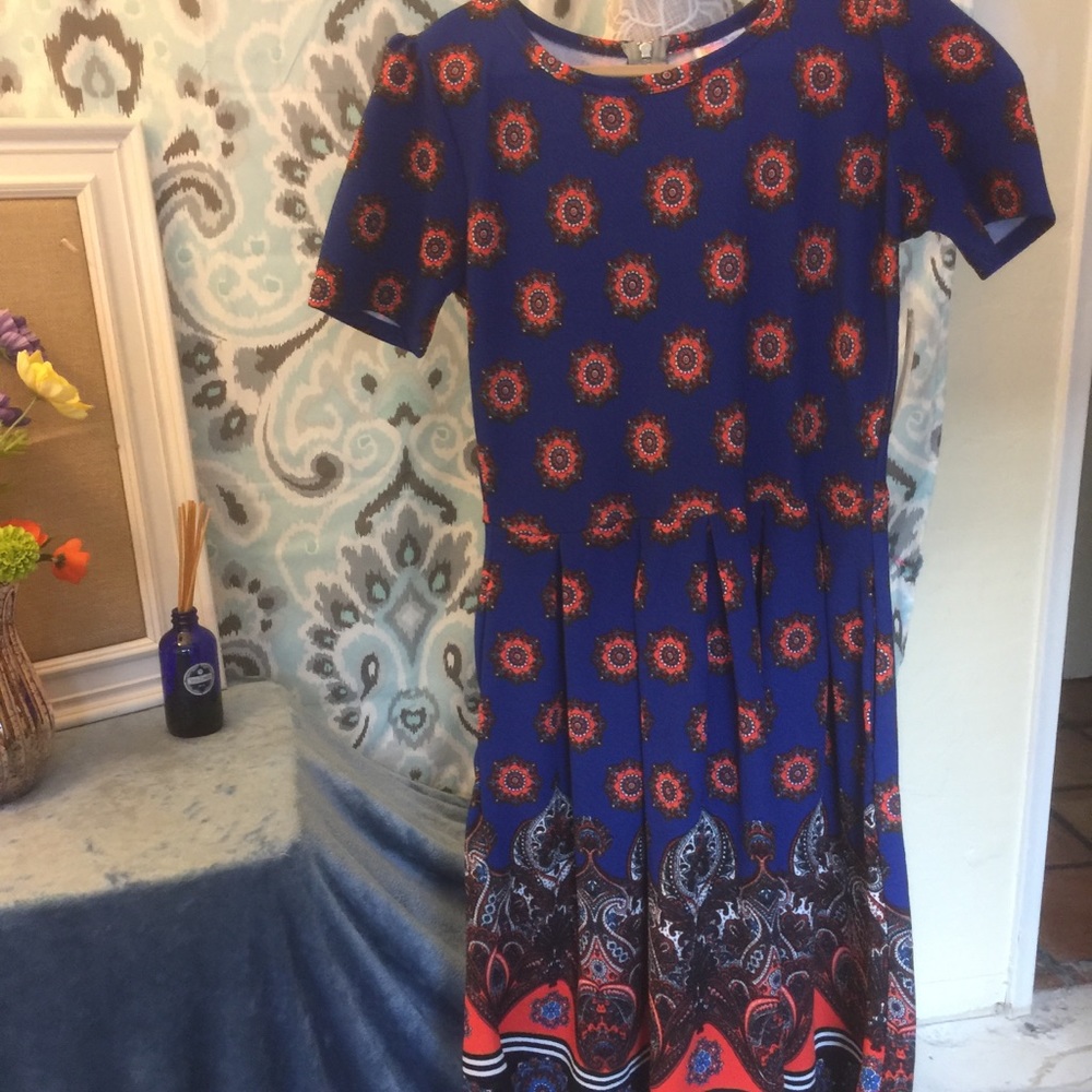 NWT LuLaroe Amelia Bandana type pattern.