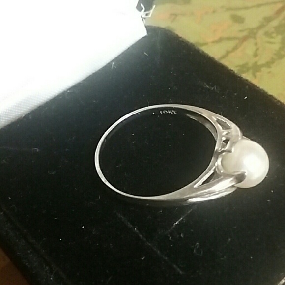 Jewelry - 10kt solid gold ring! Bundle to save!