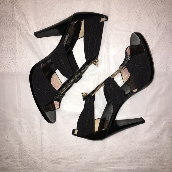 Michael Kors Shoes - SAlE💋🖤Michael Kors Patent Heel🖤💋