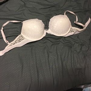 34 B bombshell Victoria Secret bra ( tag cut out )