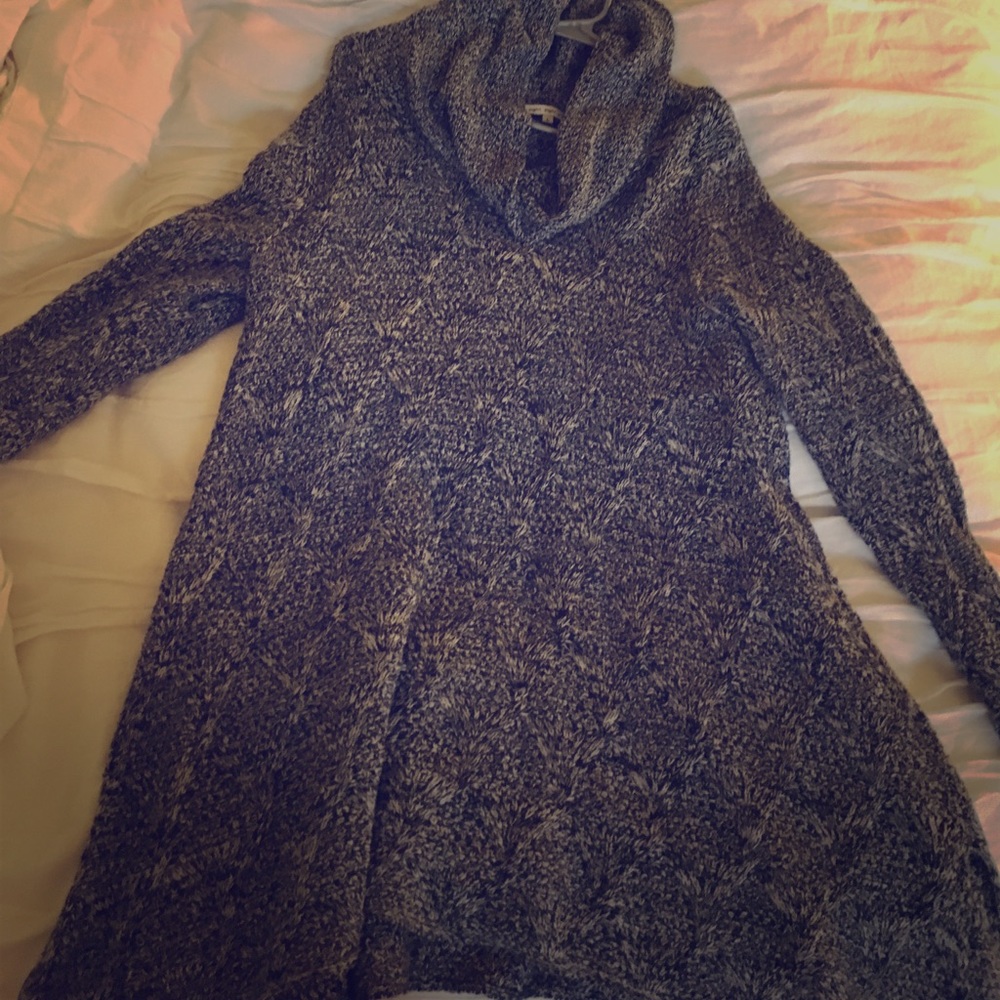 Turtleneck sweater with simple print