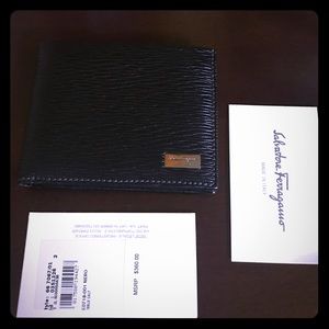🔥Salvatore Ferragamo Bifold with ID window.🔥