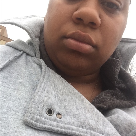 Meet your Posher, Alexys - Picture 1 of 1