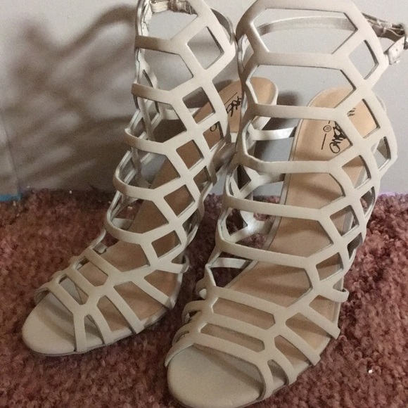 NWOT Mossimo Tan Heels - Picture 1 of 4