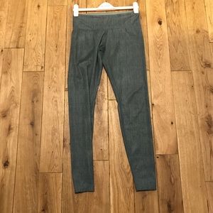 Lululemon Wonder Under pants, size 8