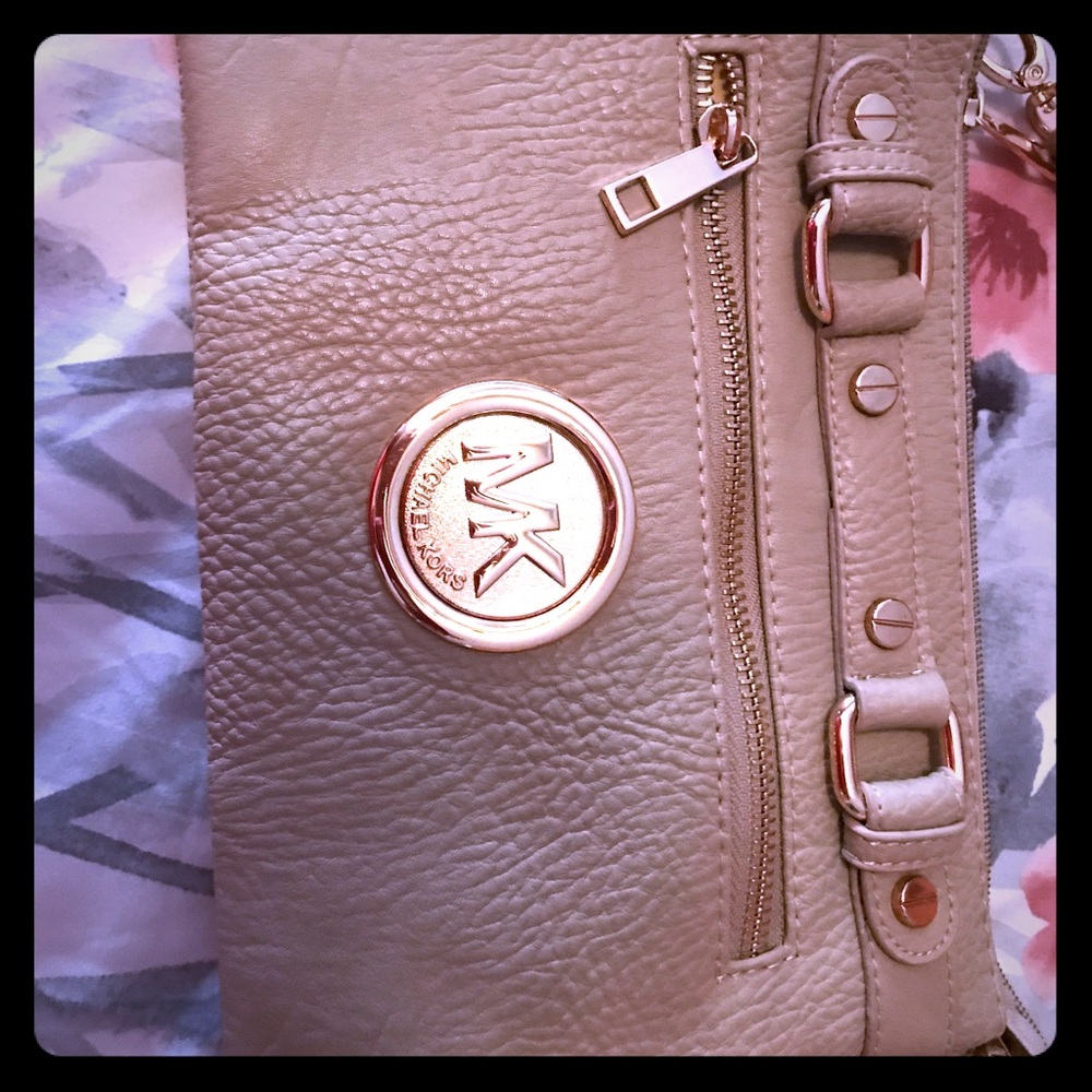 Non authentic clutch