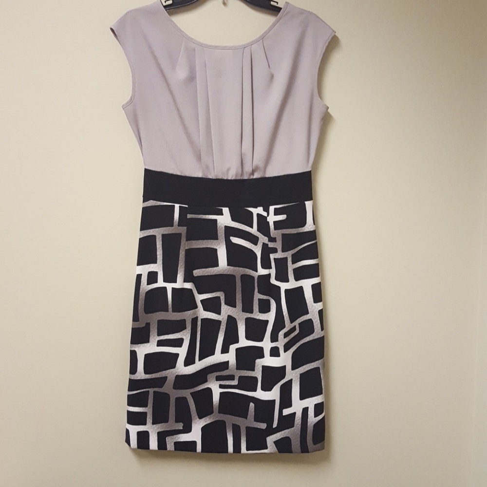 Sheath dress with block pattern