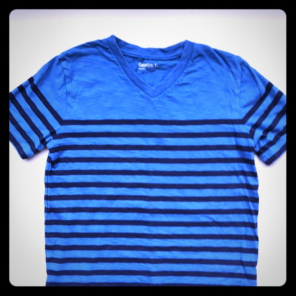 GAP BOYS SIZE 6/7 BLUE STRIPPED TEE
