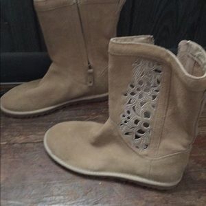 Brand new never worn size 7 uggs