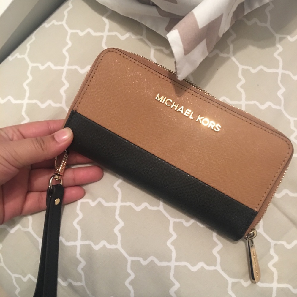 Michael kors wristlet
