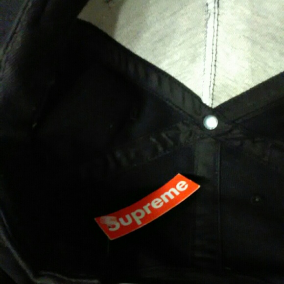 Supreme hat - Picture 1 of 3