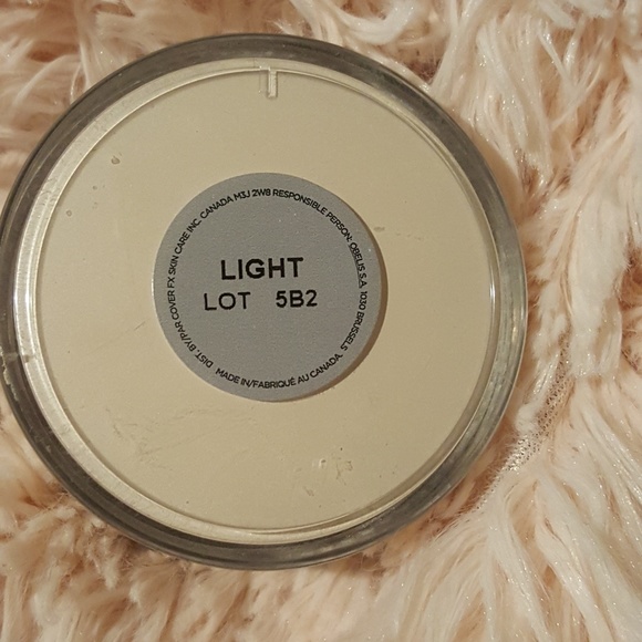 CoverFX Illuminating Setting Powder In Light - Picture 2 of 2