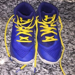 Under armour curry basketball shoes size 2Y boys.
