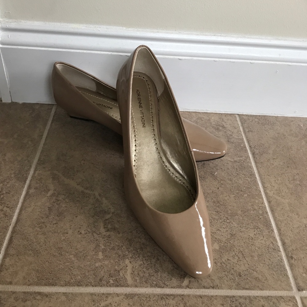 Adrienne Vittadini size 7.5 tan patent wedge