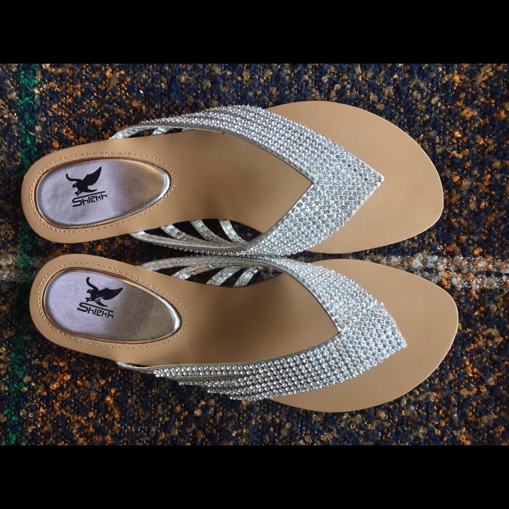 NWOT Sparkle crystal flip flops size 8
