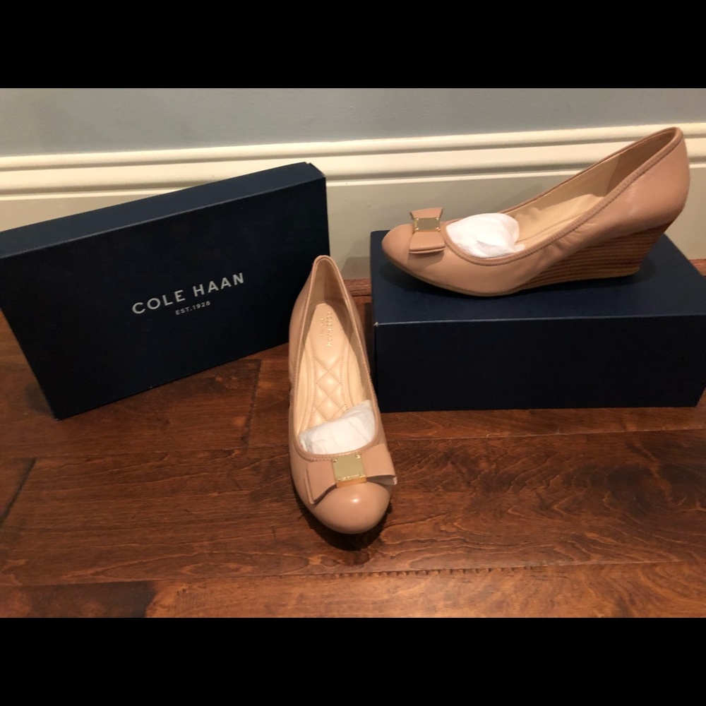 Cole Haan Tali Grand Bow Wedge in Maple Sugar