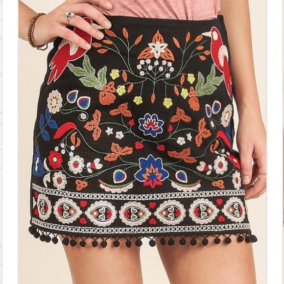 Embroidered mini skirt🌼LAST ONE - Picture 3 of 7