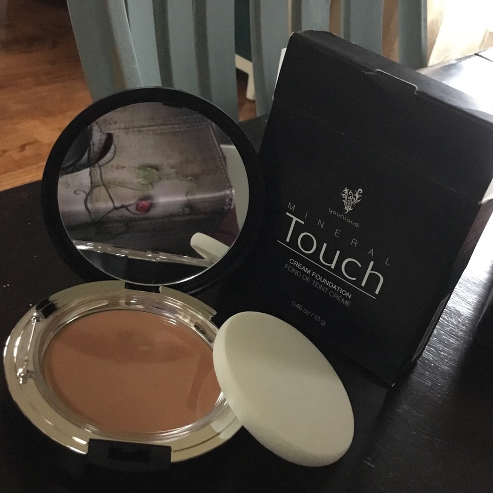 Younique cream foundation in satin