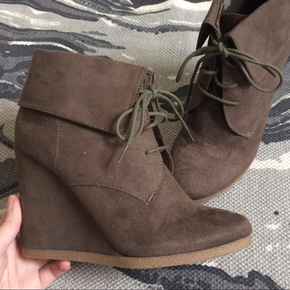 Mossimo Supply Co Kloe olive wedge boots 9