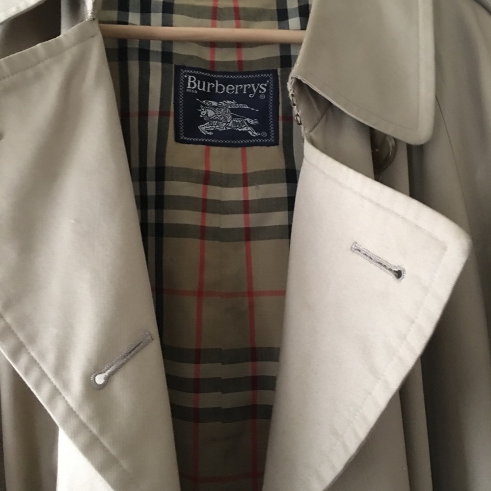 Burberry’s Men’s Trench Coat size 40