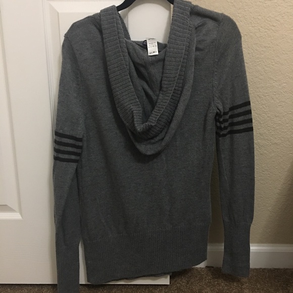 Gray Patagonia Sweater with buttons & hood. - Picture 4 of 4