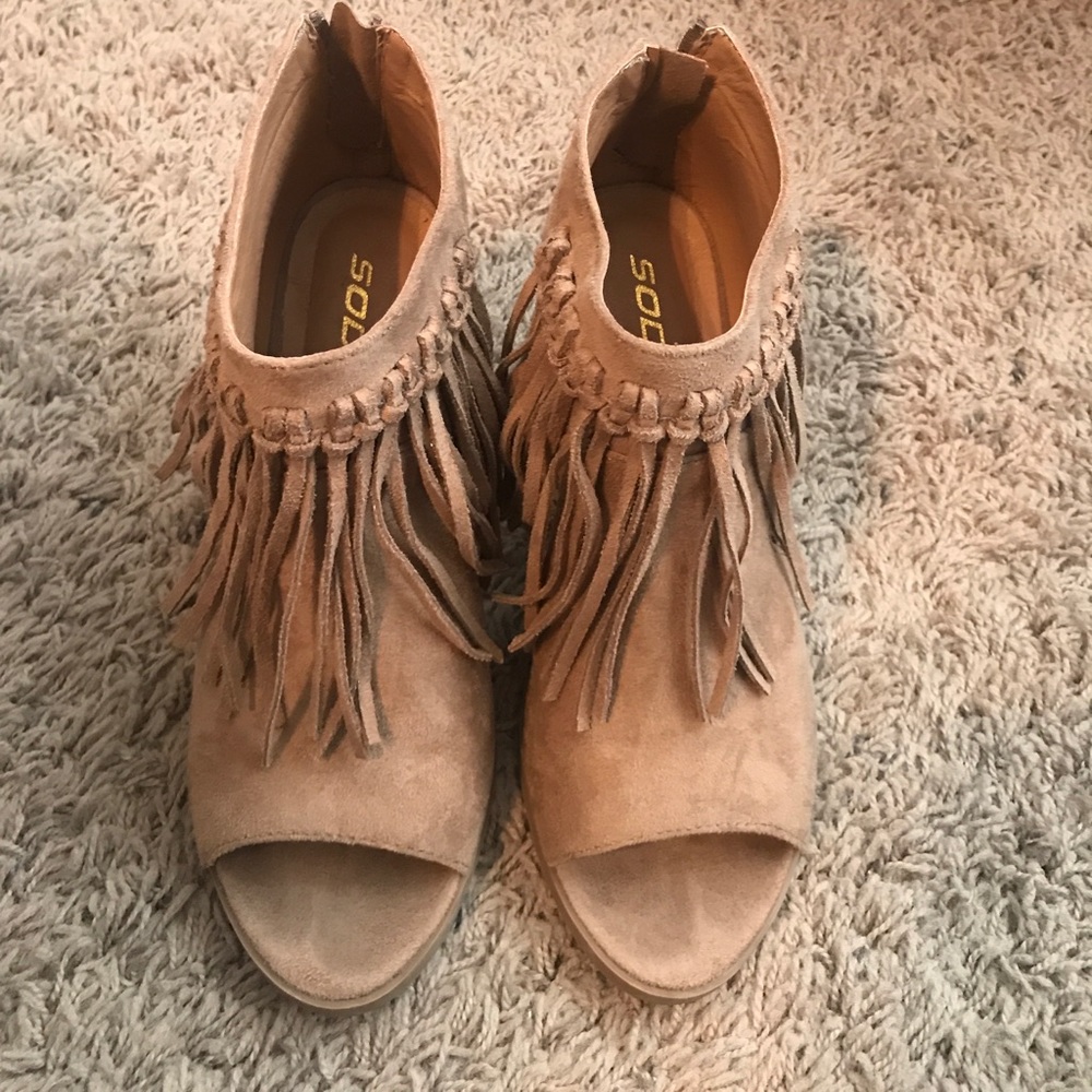 Like NEW taupe fringe booties