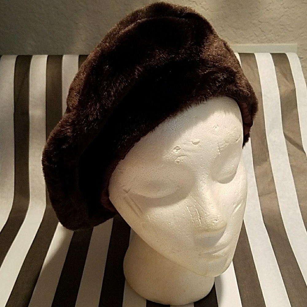 Nwot chocolate faux fur beret hat warm