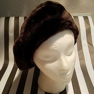 Nwot chocolate faux fur beret hat warm