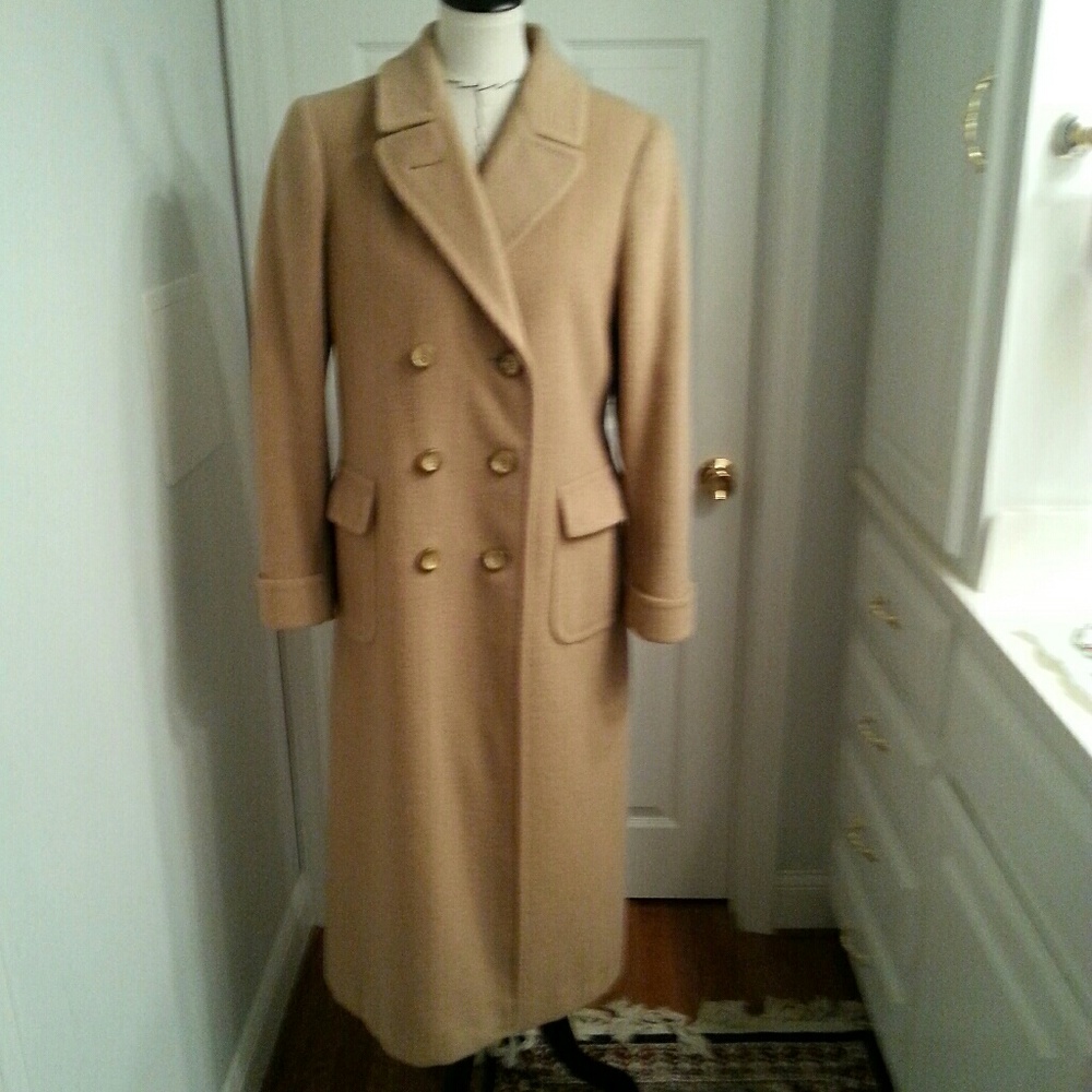 This is an extremely heavy and warm coat.