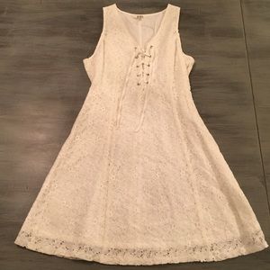 EUC BB Dakota Sz 2 White Lace Vneck Dress