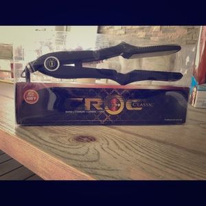 Croc brand flat iron