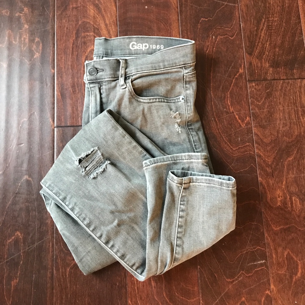 Barely worn grey skinny jeans!