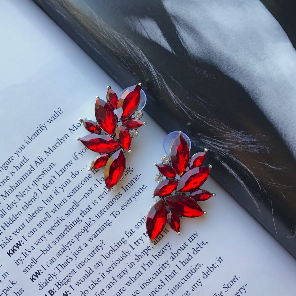 🔴 3/30$ Dramatic Red Crystal Like Stud Earrings