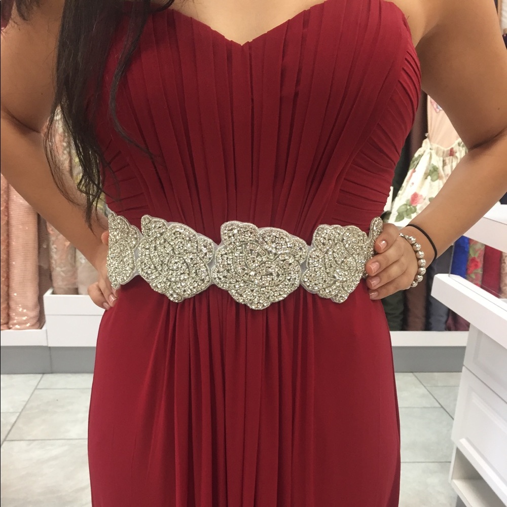 Burgendey long strapless dress with shawl