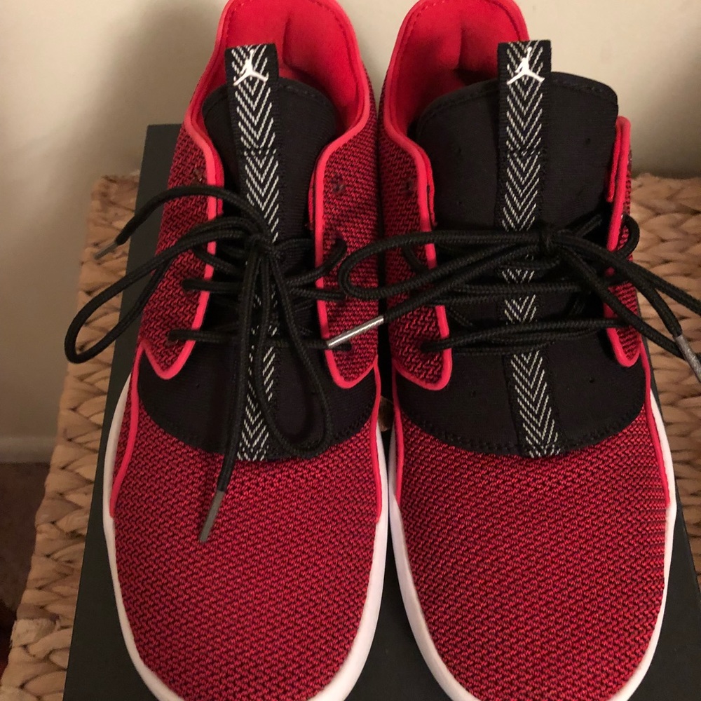 Jordan eclipse size 7y= 8Womens