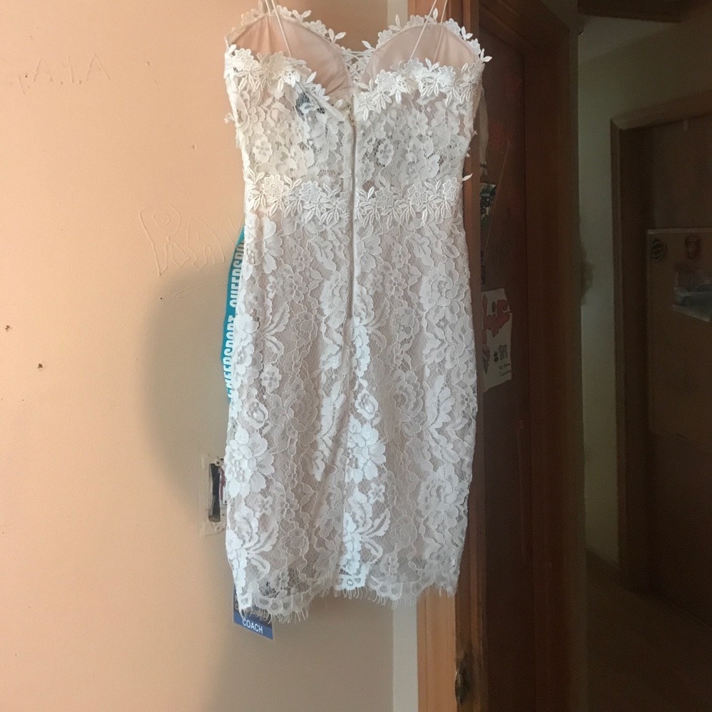 A lace dress - Picture 2 of 2