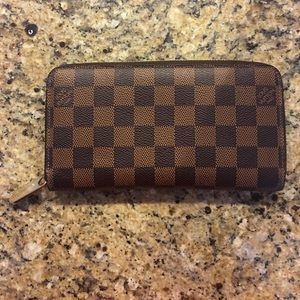 Louis Vuitton Zippie wallet