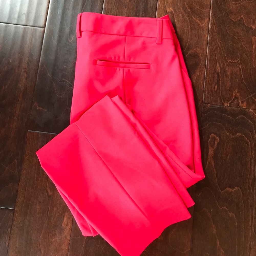 Super cute red trousers!