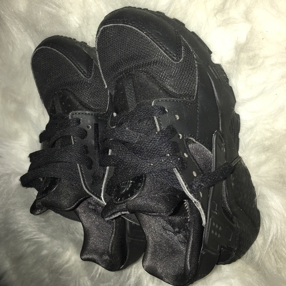 black huaraches flash sale