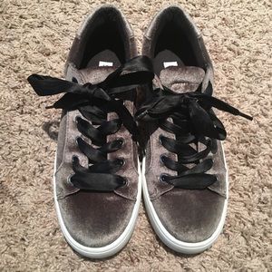 Steve Madden- Bertie-V platform velvet sneakers