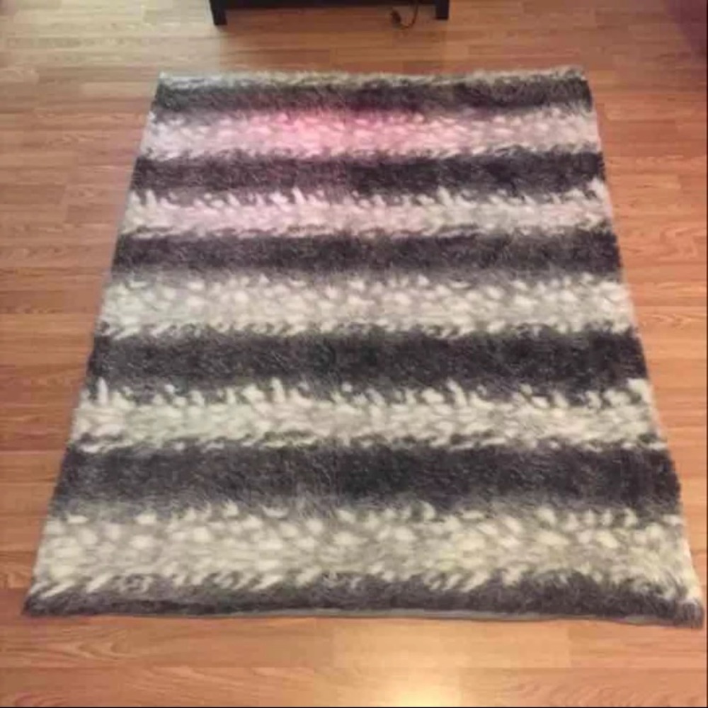 White/Dark Grey Faux Fur Throw